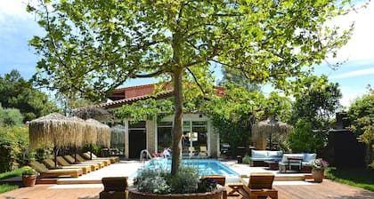 2 Private Villas in Large Estate. Sleeps 22. Near Airport