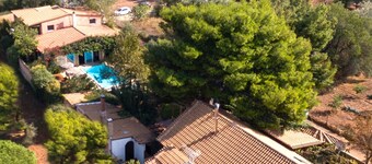 2 Private Villas in Large Estate. Sleeps 22. Near Airport