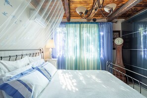 7 bedrooms, desk, iron/ironing board, travel cot