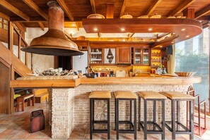 Jääkaappi, mikroaaltouuni, uuni, astianpesukone