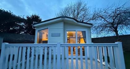 Cabin Sleeps 6 - Pets, Patio & Edinburgh Festival