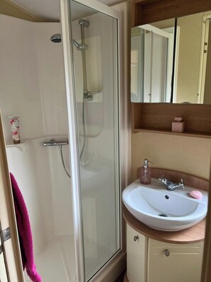 Buồng tắm vòi sen, máy sấy tóc, khăn tắm 