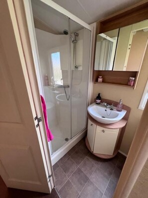 Shower, hair dryer, towels - Cabin 6 Sleeps 6, Patio, Pets, Edinburgh Festival (Dunbar)