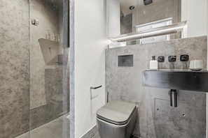Luxury Studio | Bathroom | Shower, hair dryer, towels, soap