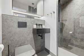 Deluxe Room | Bathroom | Shower, hair dryer, towels, soap - Maida Hotel (London)