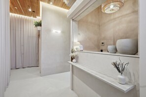 Shower, towels - Maida Hotel (London)