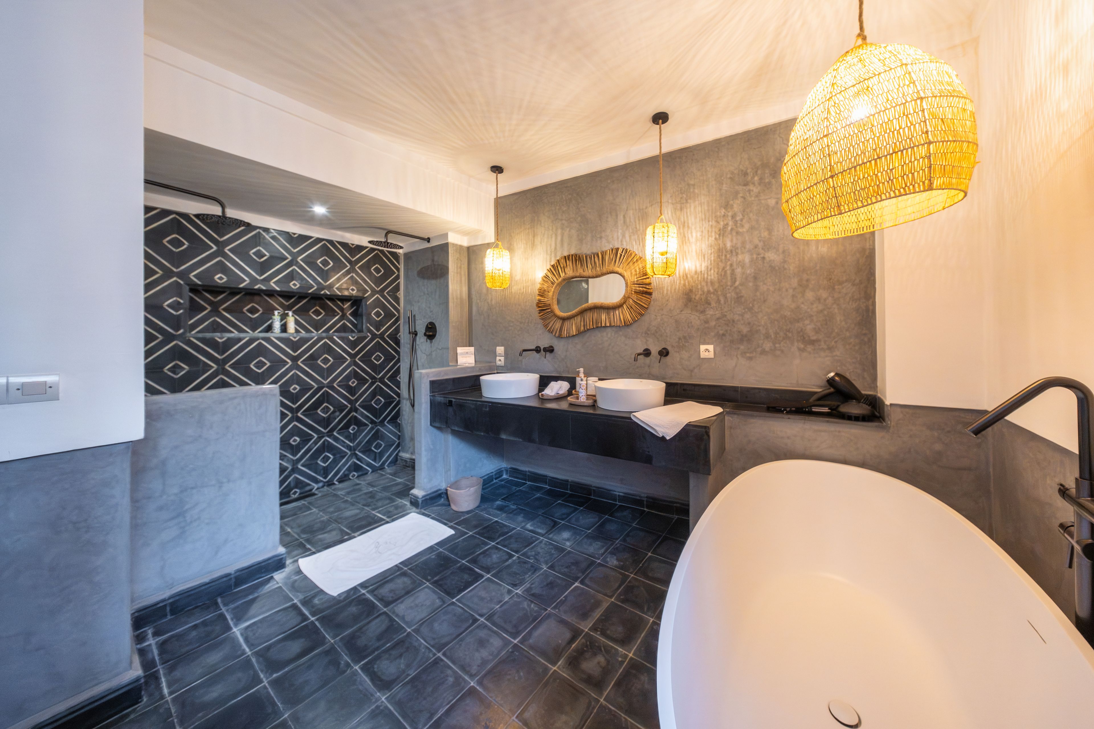 Une salle de bain moderne avec une baignoire sur pieds, un meuble-lavabo à deux vasques et un grand miroir.