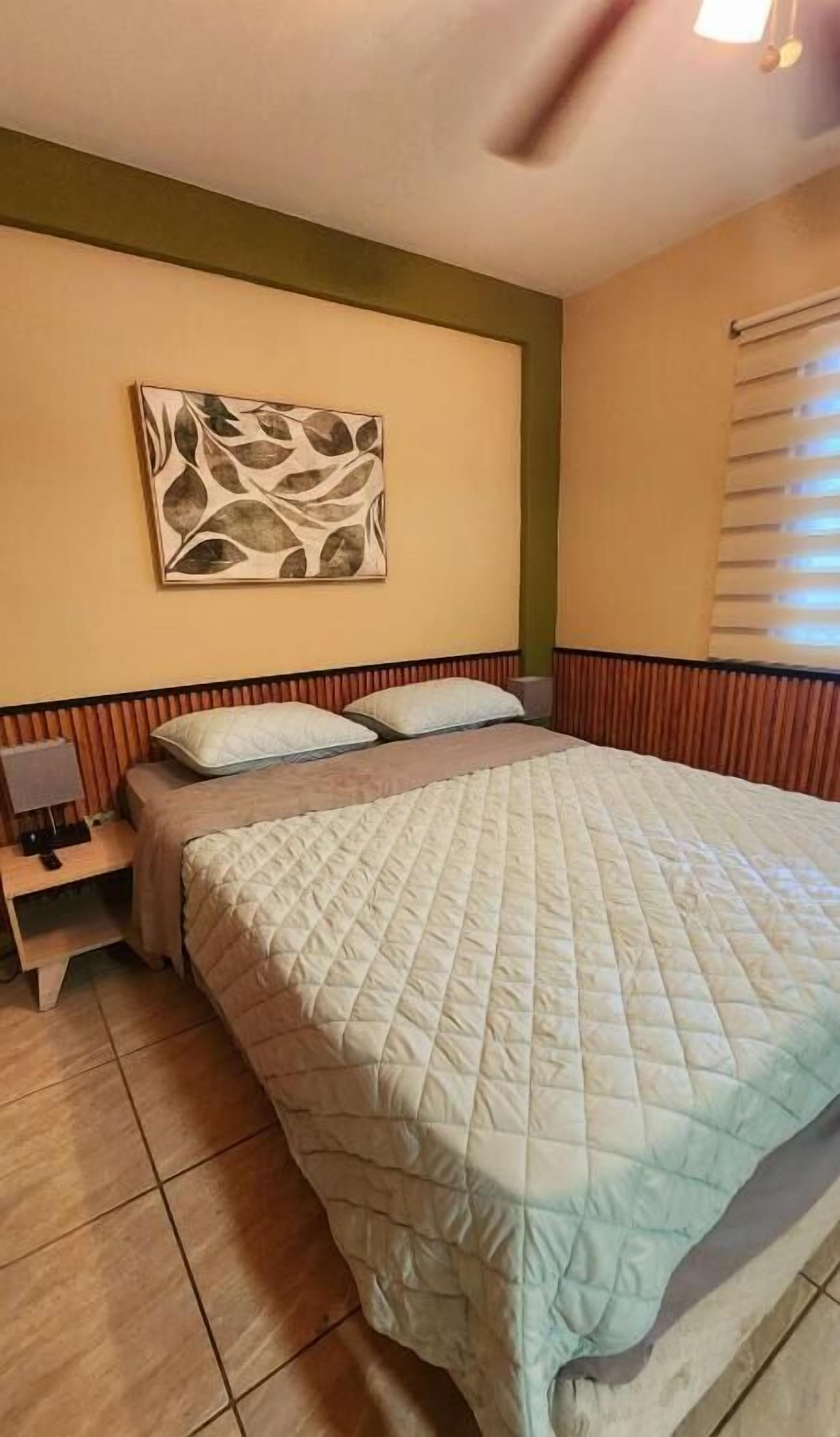 Ropa de cama de alta calidad, colchones con efecto memoria y escritorio 