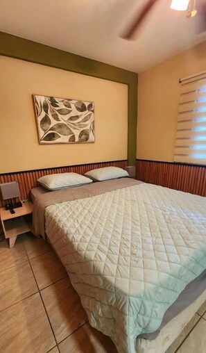 Ropa de cama de alta calidad, colchones con efecto memoria y escritorio 