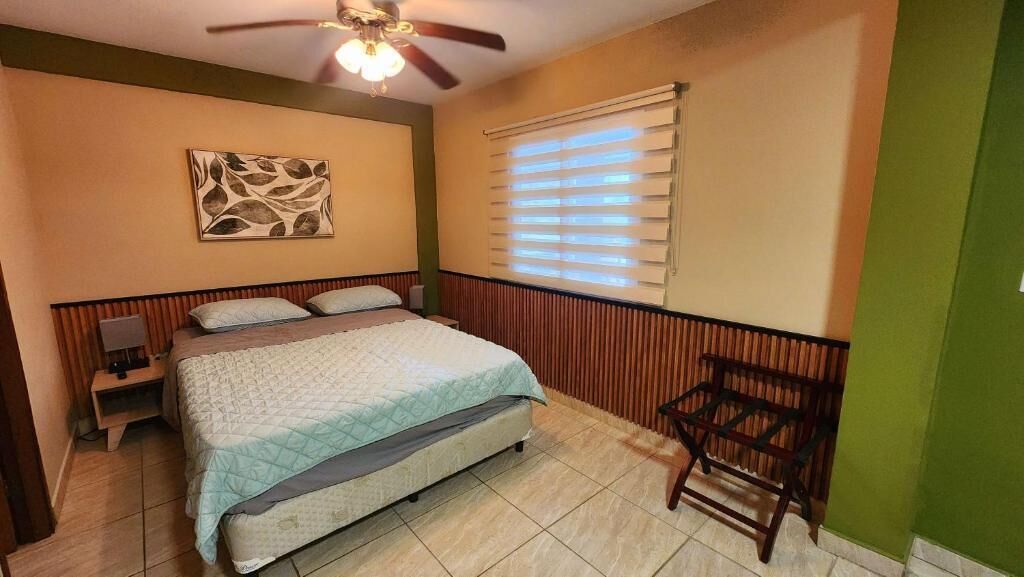 Kamar Double Comfort, pemandangan kolam renang | Seprai premium, busa memori, meja kerja, dan ruang kerja ramah laptop