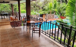 Habitación Confort doble, vistas a la piscina | Restaurante al aire libre