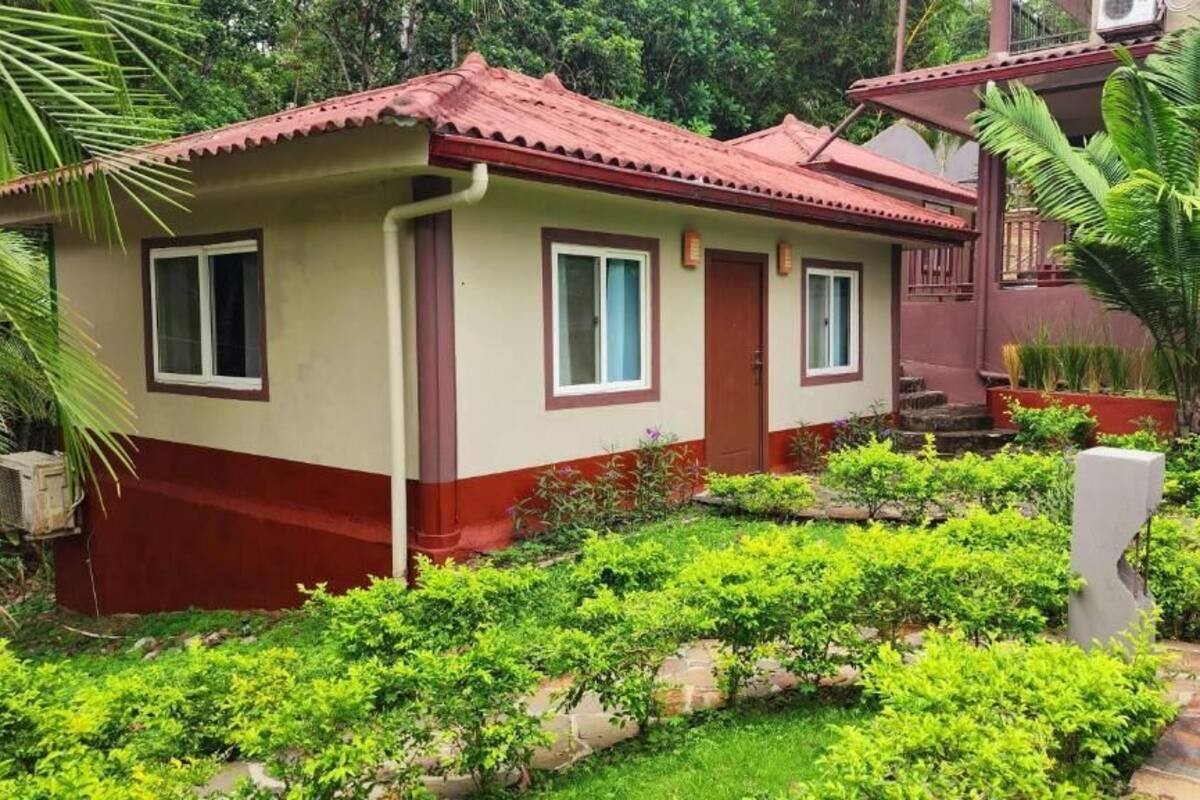 Family Bungalov, Veranda, Havuz Manzaralı | Kaliteli yatak takımı, memory foam (visko elastik) yatak, masa 