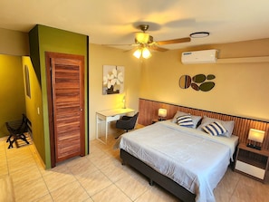 Habitación Confort, 1 cama de matrimonio, vistas a la piscina | Ropa de cama de alta calidad, colchones viscoelásticos, escritorio