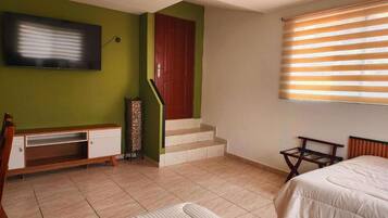 Deluxe suite, patio, uitzicht op tuin | Luxe beddengoed, bedden met traagschuimmatras, een bureau