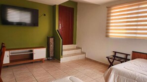 Suite Deluxe, patio, vistas al jardín | Ropa de cama de alta calidad, colchones viscoelásticos, escritorio