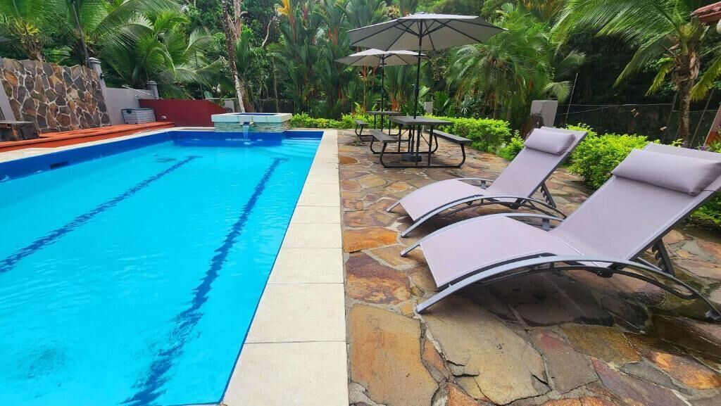 حمّام سباحة خارجي، مظلات على حمّام السباحة، مقاعد للتشمس