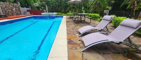 Kolam renang terbuka, payung kolam, kerusi lepak pantai