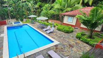 AuĂenpool, Sonnenschirme, LiegestĂŒhle