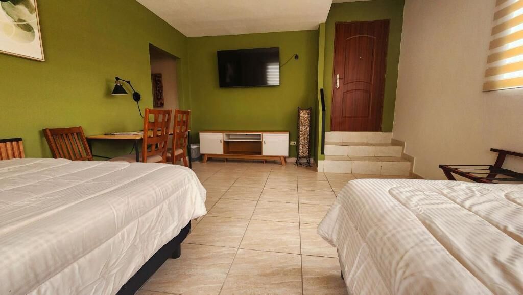 Suite Deluxe, patio, vistas al jardín | Ropa de cama de alta calidad, colchones viscoelásticos, escritorio