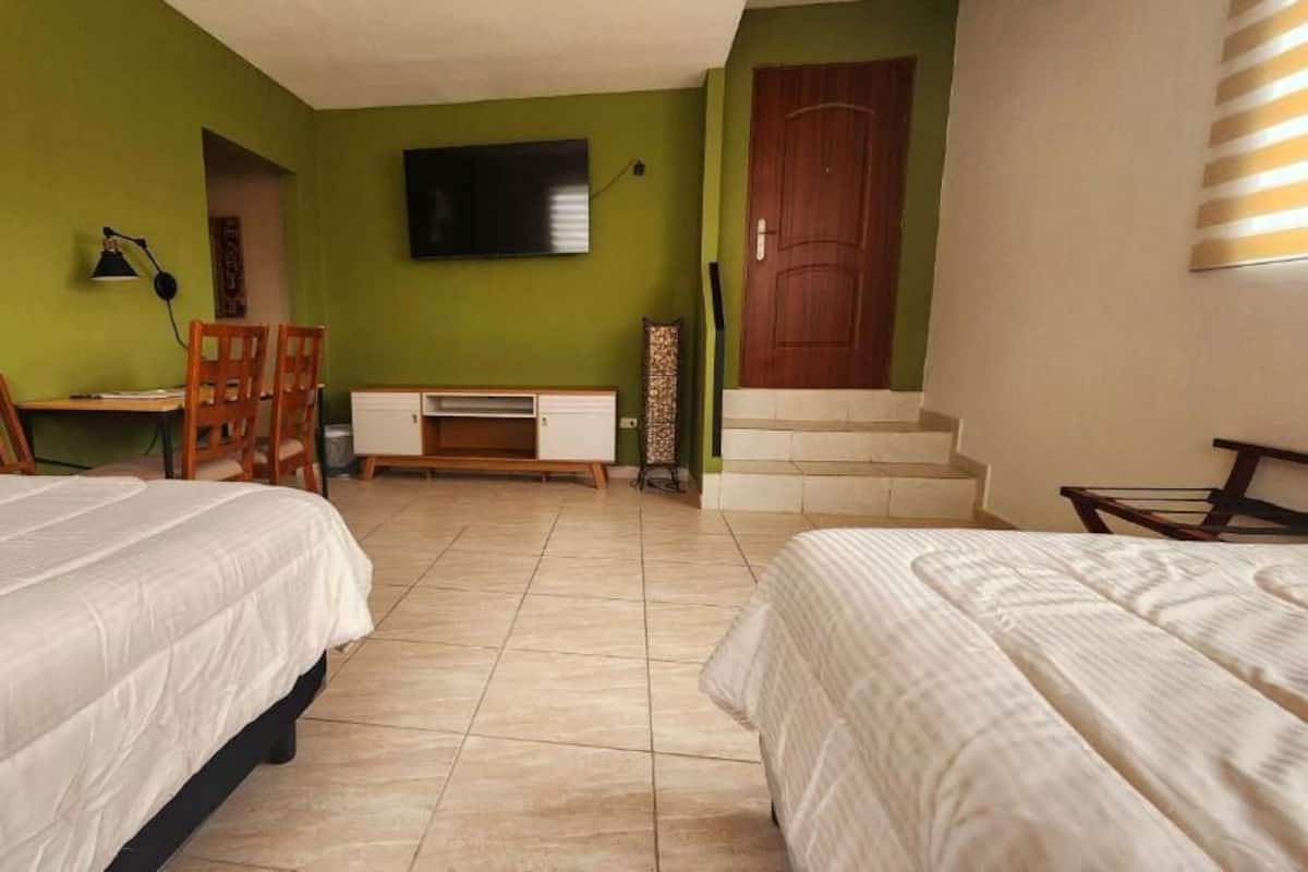 Suite Deluxe, patio, vistas al jardín | Ropa de cama de alta calidad, colchones viscoelásticos, escritorio
