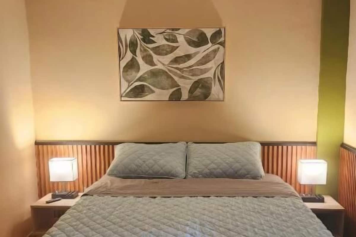 Habitación Confort doble, vistas a la piscina | Ropa de cama de alta calidad, colchones viscoelásticos, escritorio