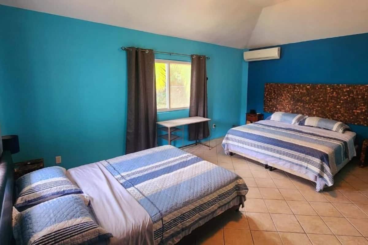 Bungalow familiar, patio, vistas al jardín | Ropa de cama de alta calidad, colchones viscoelásticos, escritorio