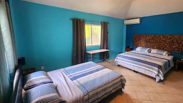 Bungalow familiar, patio, vistas al jardín | Ropa de cama de alta calidad, colchones viscoelásticos, escritorio