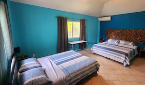 Bungalow familiar, patio, vistas al jardín | Ropa de cama de alta calidad, colchones viscoelásticos, escritorio