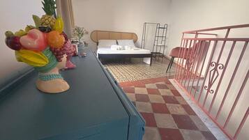 Iron/ironing board, bed sheets