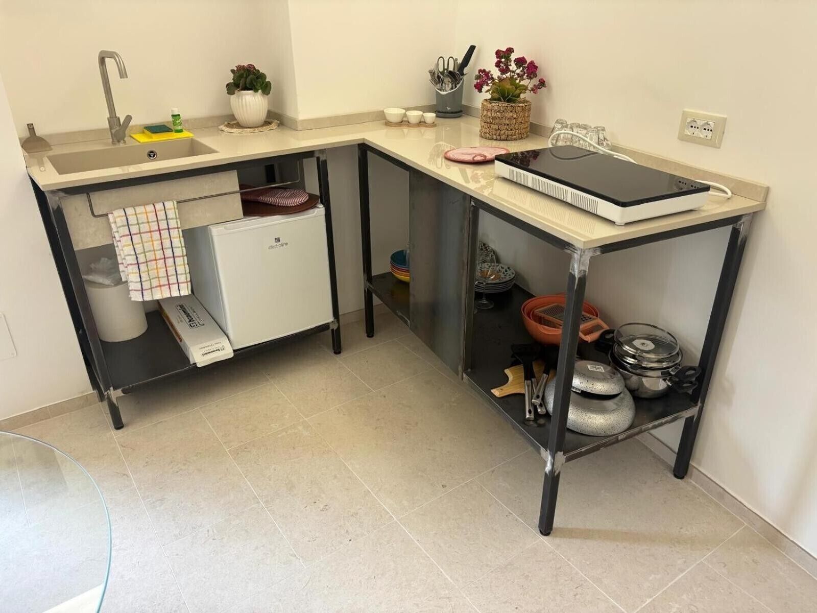 Refrigerador, parrilla de estufa, periquera y utensilios de cocina 