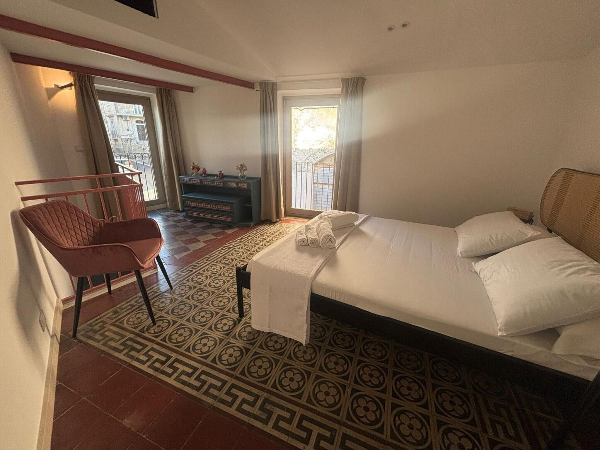 Iron/ironing board, bed sheets