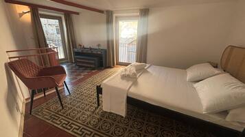 Iron/ironing board, bed sheets