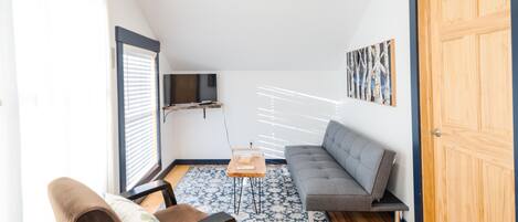 Smart-tv, een dvd-speler en boeken