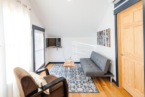 Een smart-tv, een dvd-speler en boeken