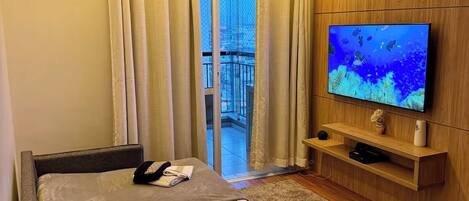 Tabla de planchar con plancha, wifi, ropa de cama