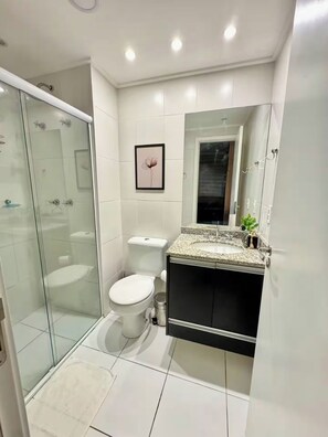 Douche, sèche-cheveux, serviettes fournies, savon