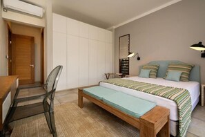 Tabla de planchar con plancha, wifi y ropa de cama