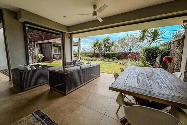 Outdoor dining - Royal park Balaclava Villa (Balaclava)