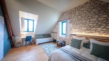 12 slaapkamers, een bureau, een strijkplank/strijkijzer, reisbedje