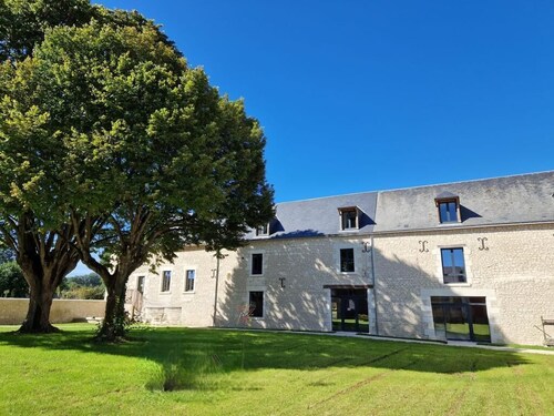 Maison rénovée Chinon avec pétanque, piscine, jeux enfants et billard