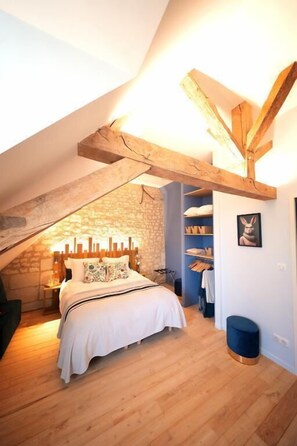 8 bedrooms, desk, iron/ironing board, travel cot