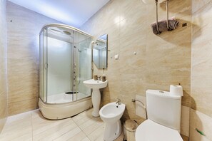 シャワー、タオル、石鹸、トイレットペーパー
