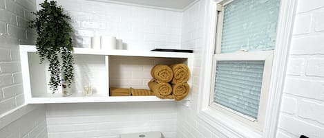 Douche, sĂšche-cheveux, serviettes fournies, savon
