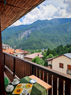 Outdoor dining - Rium Dolomiti - Lake View Apartment near Cortina (Pieve di Cadore)