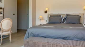 Tabla de planchar con plancha, wifi, ropa de cama