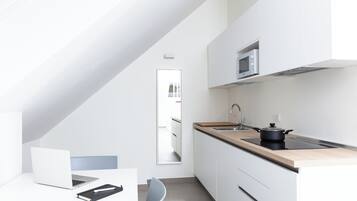 Frigorifero, piano cottura, pentole/stoviglie/utensili