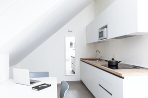 Tủ lạnh, bếp nấu, dụng cụ nấu nướng/bát dĩa/dao nĩa 