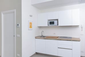 Refrigerador, placa de cocina, cafetera expreso, utensilios de cocina