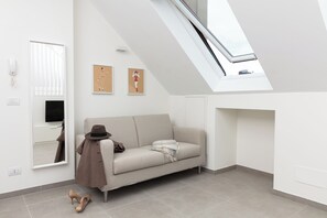 Ático clásico | Zona de estar | Televisión de pantalla plana de 40 pulgadas con canales por cable