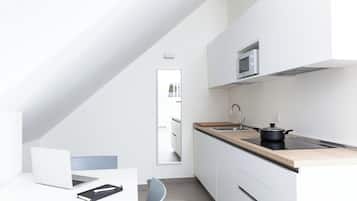 Fridge, stovetop, electric kettle, cookware/dishes/utensils